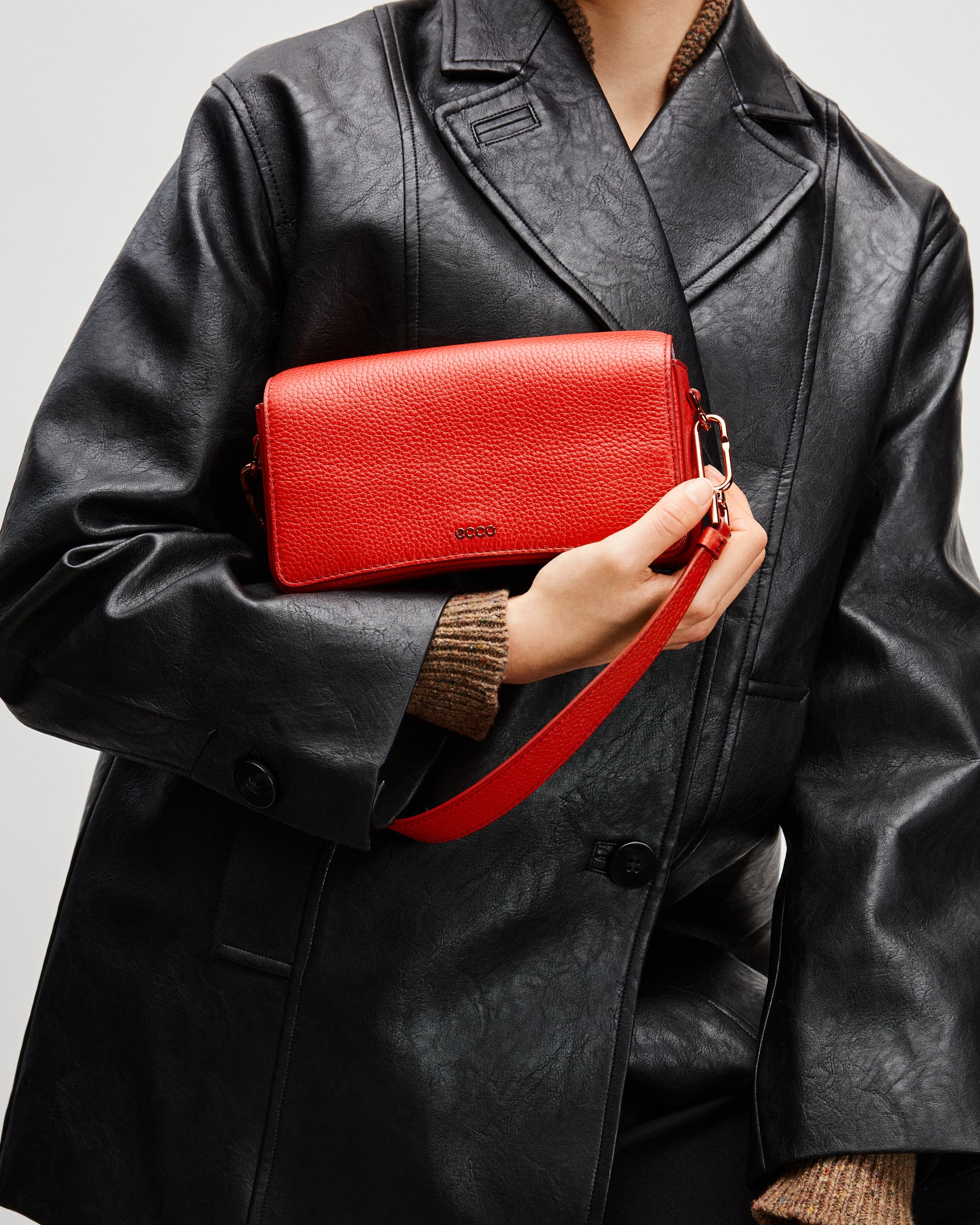 ECCO Pinch Small Pebbled レザーショルダーバッグ - レッド - Lifestyle image-1