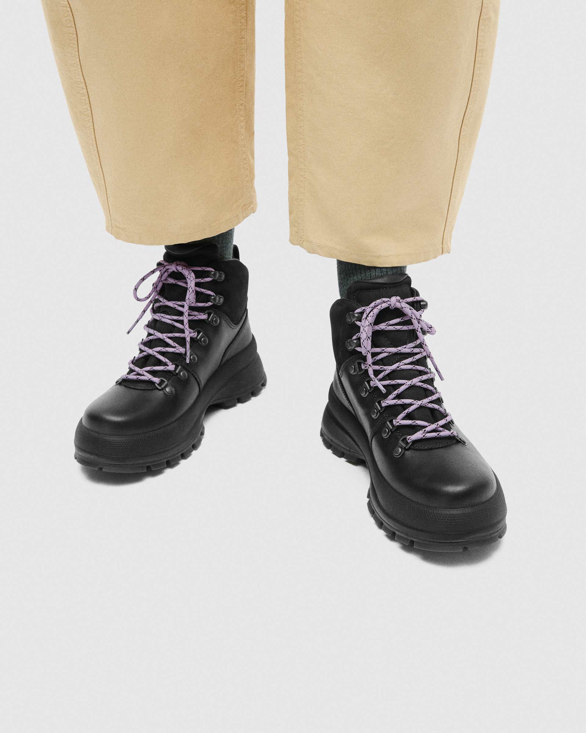 ECCO Track ウィメンズ レザーウォータープルーフレースアップブーツ - ブラック - Lifestyle image-1