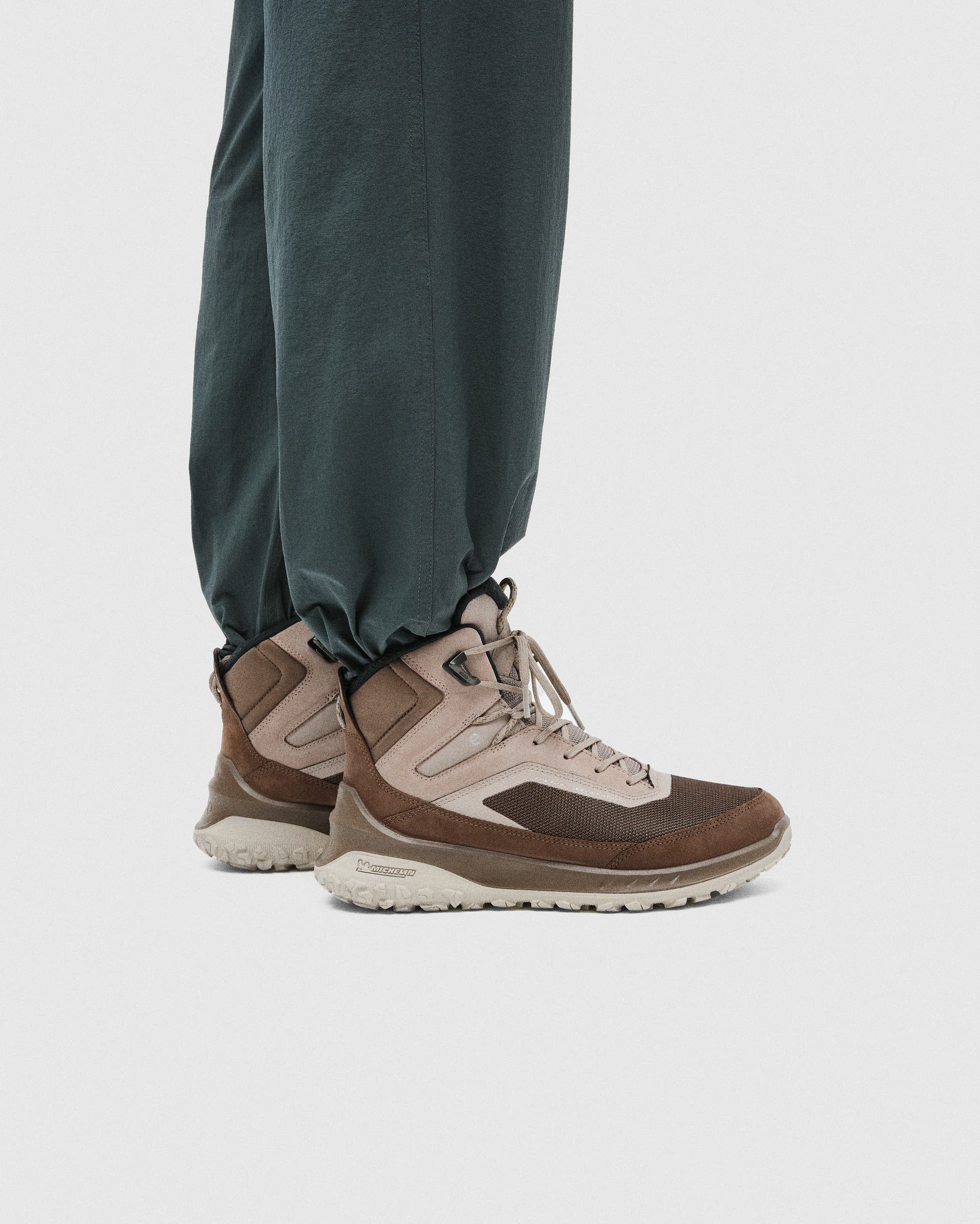 ECCO® ULT-TRN chaussures de randonnée imperméable de plein air mi-hautes en nubuck pour femme - Marron - Lifestyle image-1