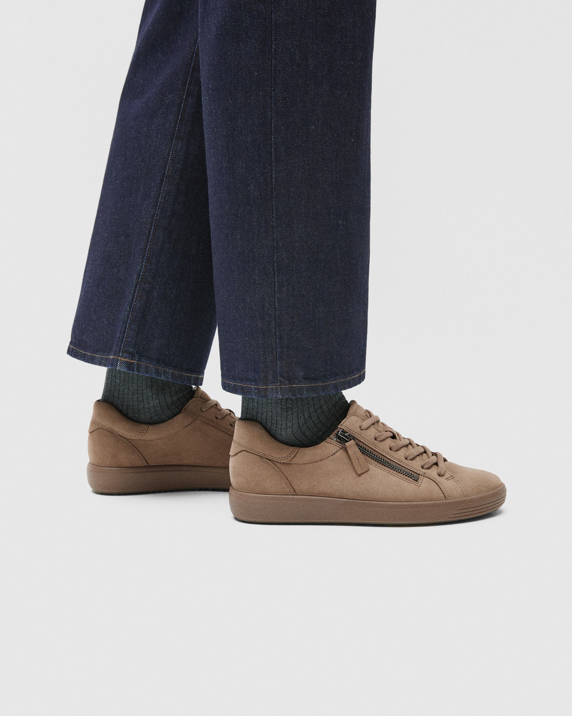 ECCO® SOFT 7 dames nubuck sneaker - Bruin - Lifestyle image-1
