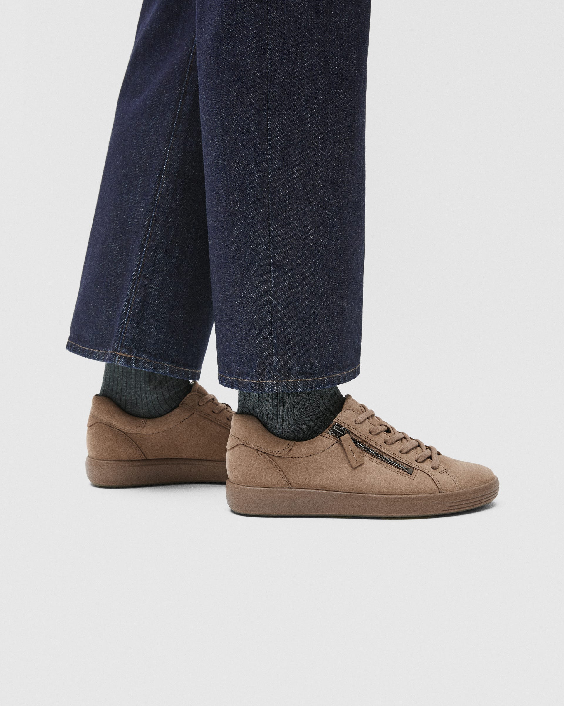 ECCO® SOFT 7 dames nubuck sneaker - Bruin - Lifestyle image-1