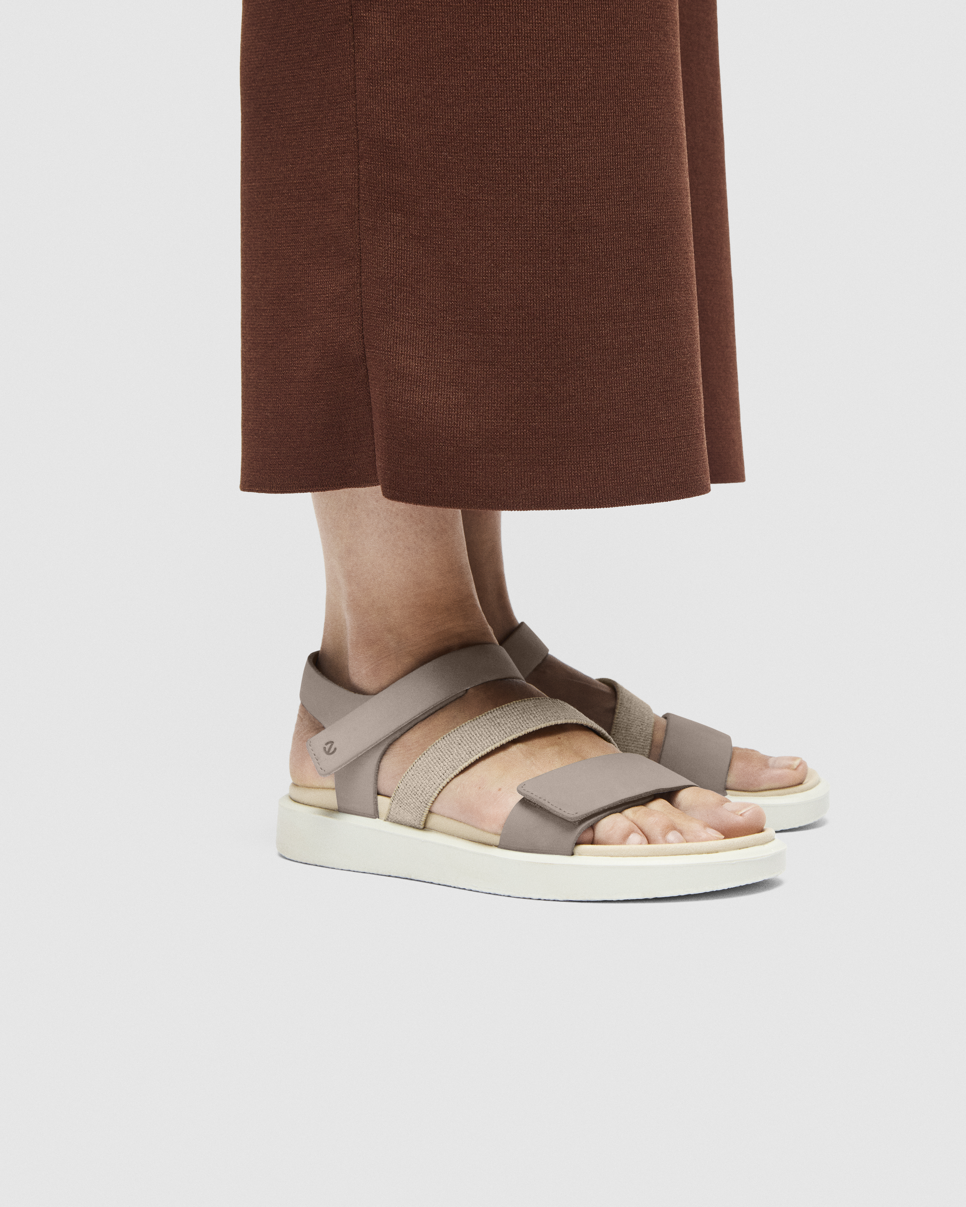 ECCO Flowt 2 Strap ウィメンズ レザーフラットサンダル - グレー - Lifestyle image-1