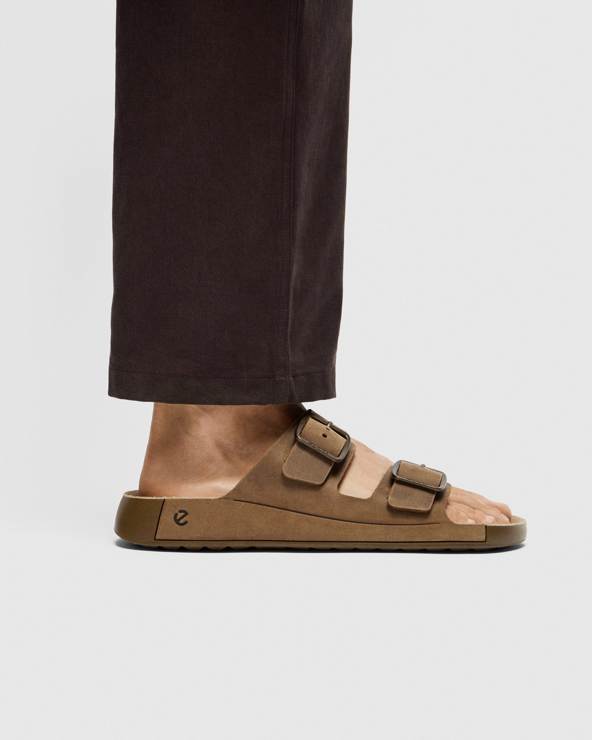 ECCO® Cozmo Herren Nubuksandale mit zwei Riemen - Braun - Lifestyle image-1