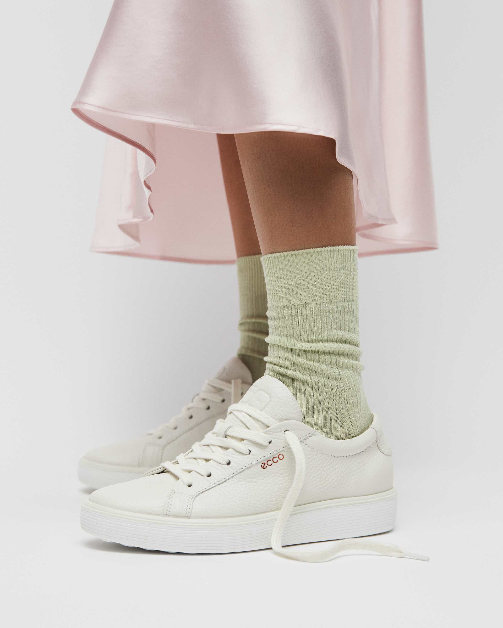 ECCO SOFT 60 WOMENS SNEAKER  ウィメンズ レザースニーカー - ホワイト - Lifestyle image-1