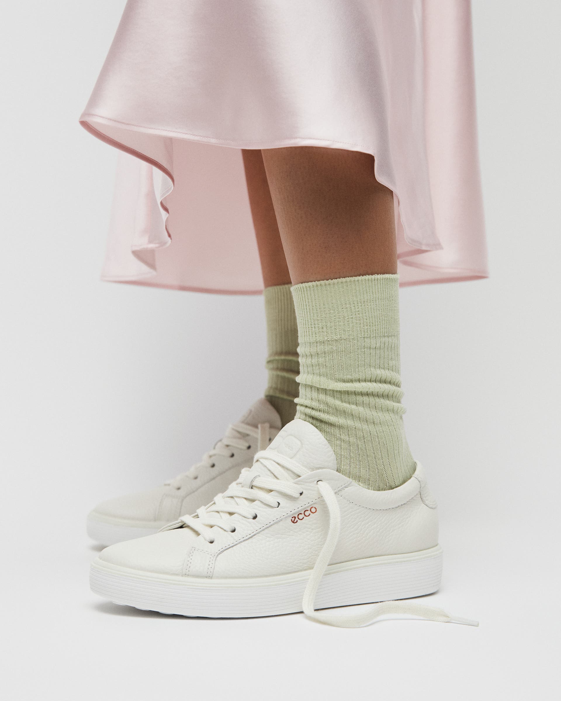 ECCO SOFT 60 WOMENS SNEAKER ウィメンズ レザースニーカー - ホワイト - Lifestyle image-1