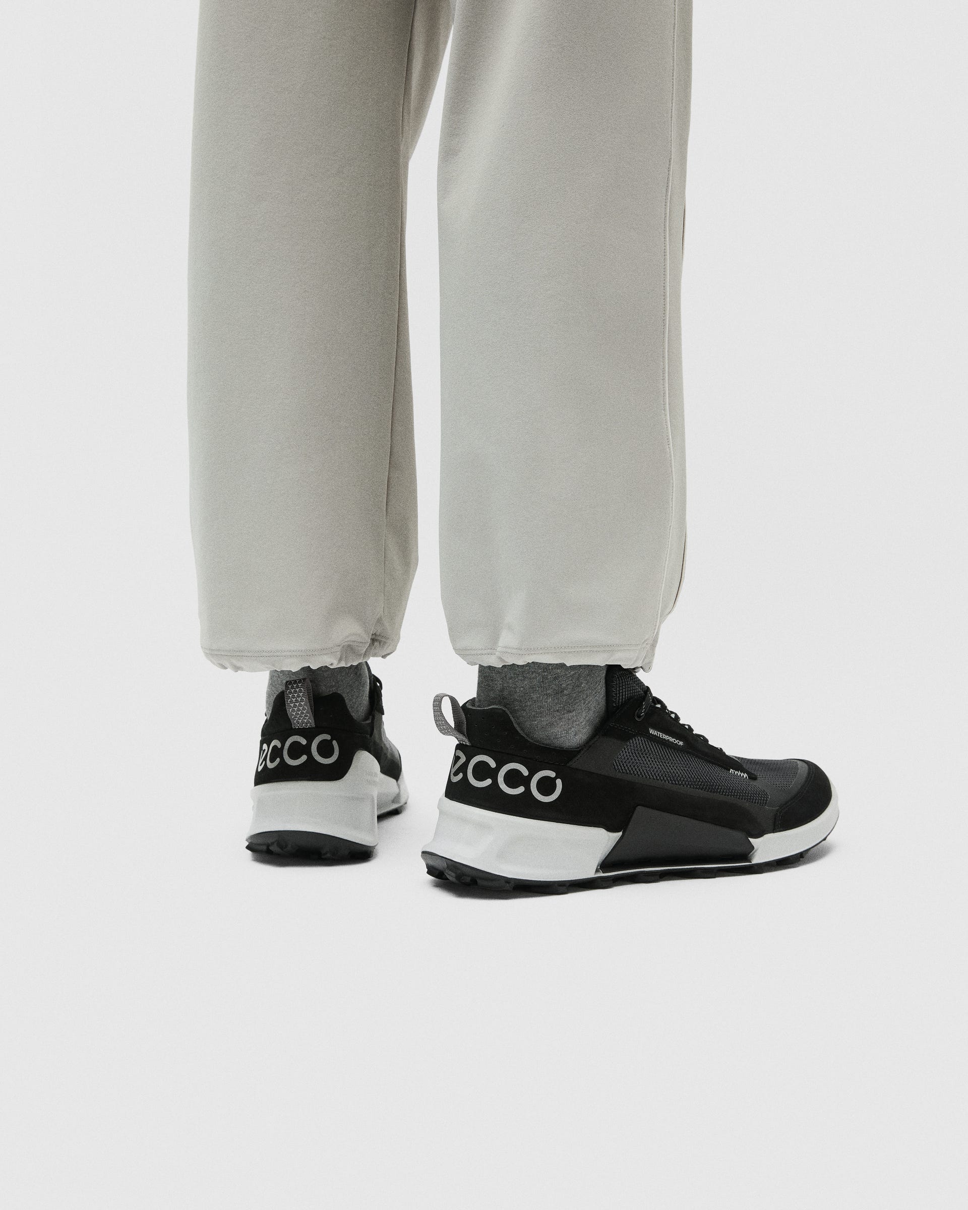 Miesten ECCO® Biom 2.1 X Mountain vedenkestävä lenkkitossu nupukkia - Musta - Lifestyle image-1