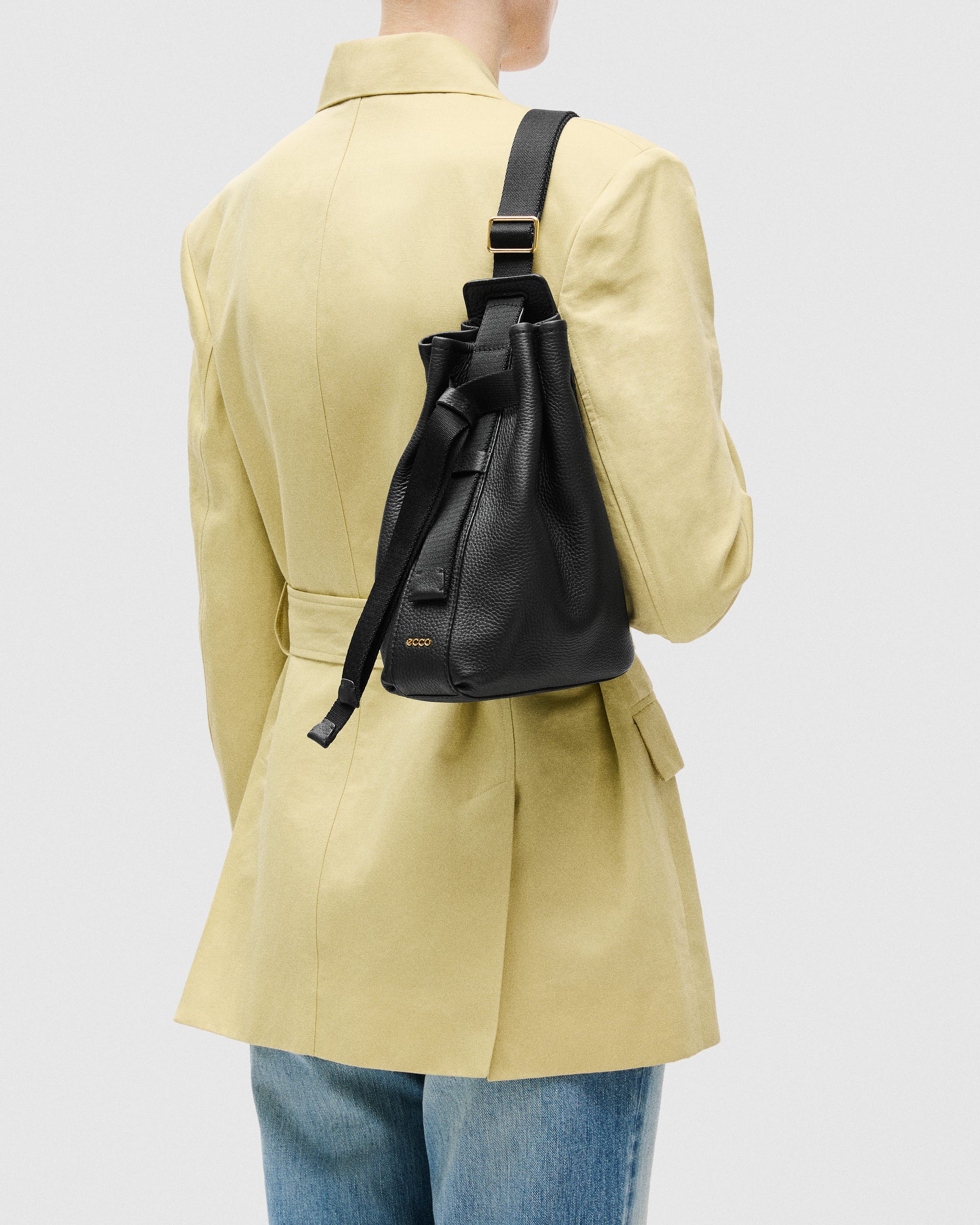 ECCO® Sail minkšta odinė rankinė - Juoda - Lifestyle image-1