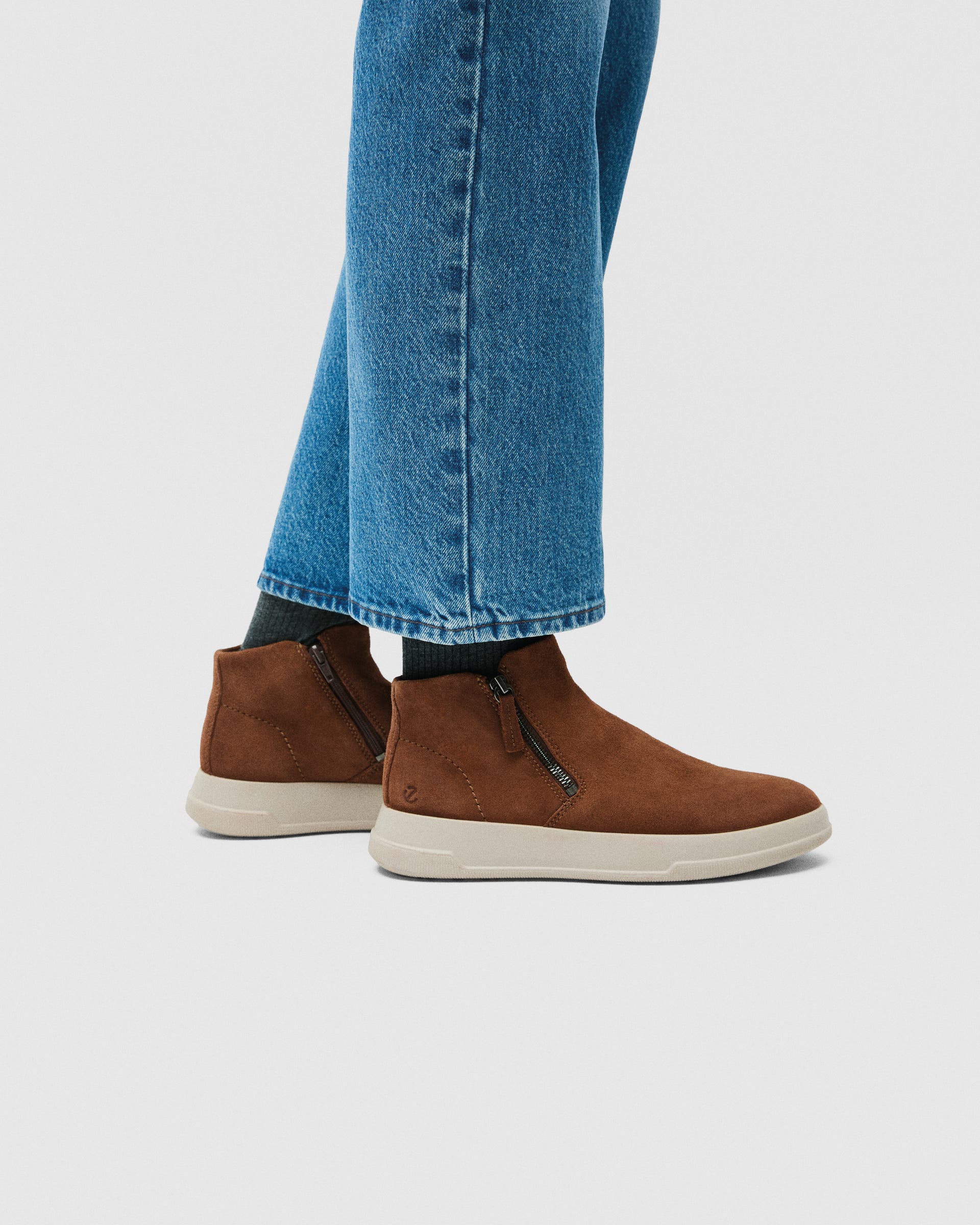 Botas camurça mulher ECCO® MOVE - Castanho - Lifestyle image-1