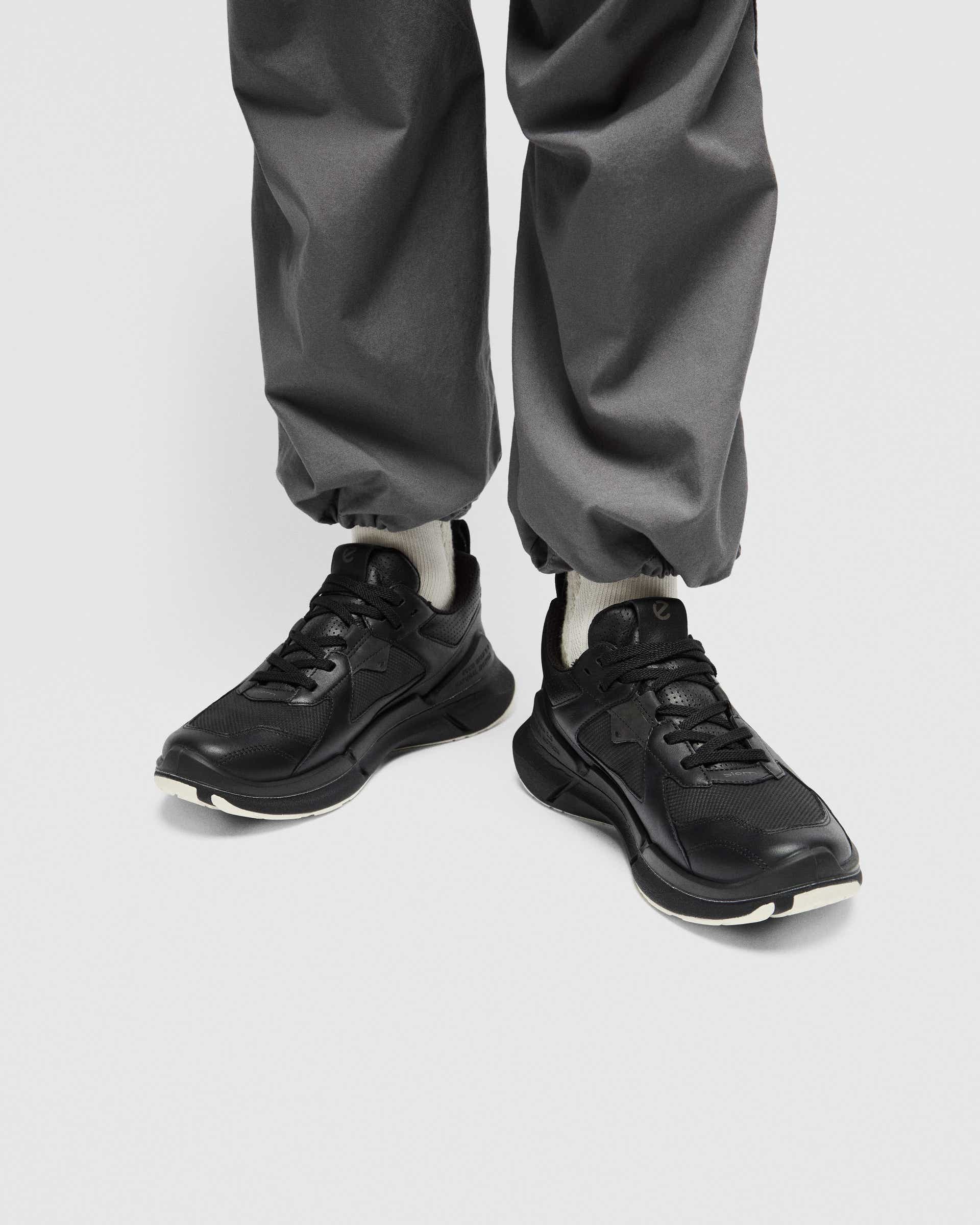 ECCO® Biom 2.2 Damen Sneaker aus Nubukleder - Schwarz - Lifestyle image-1