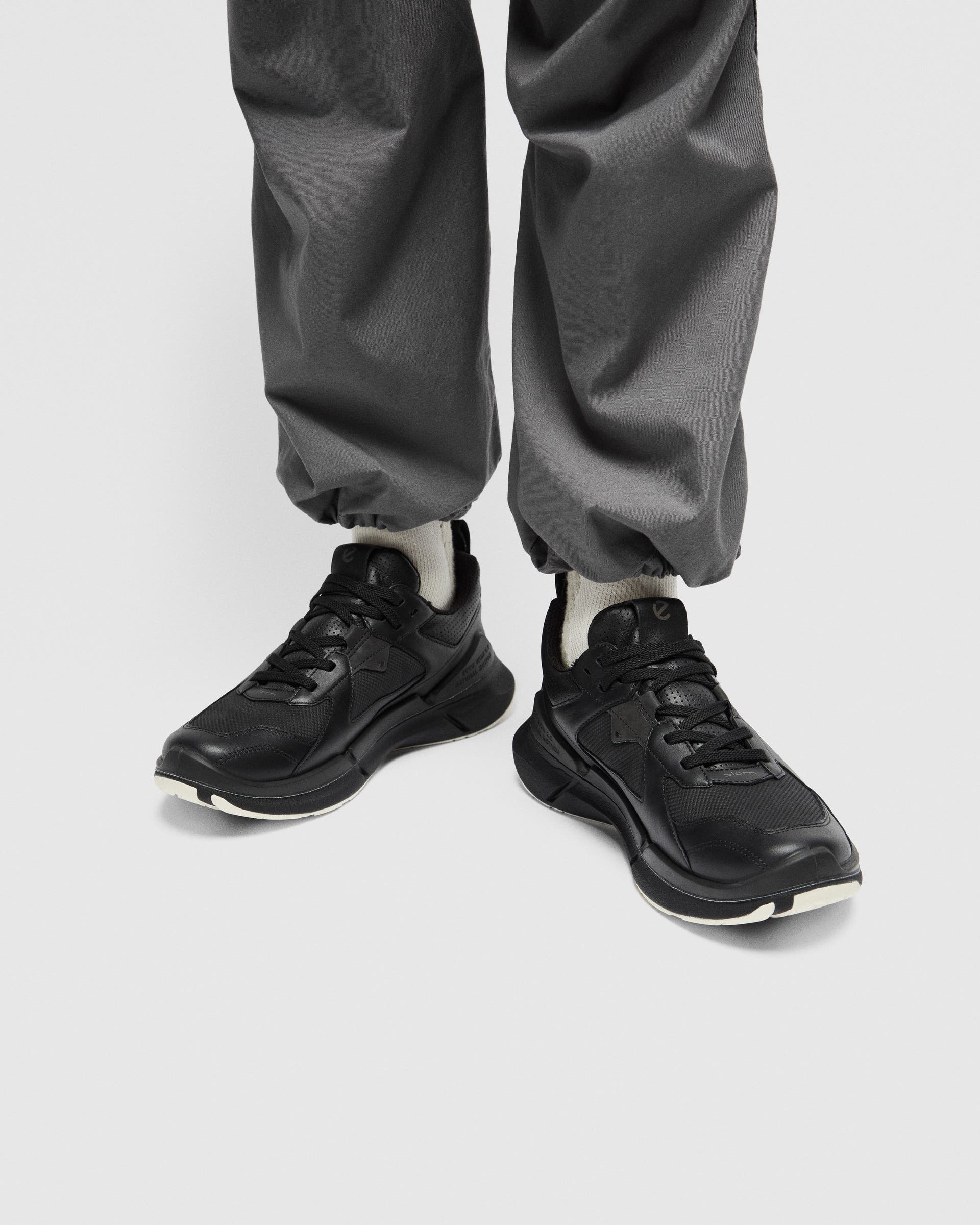 ECCO® Biom 2.2 Damen Sneaker aus Nubukleder - Schwarz - Lifestyle image-1