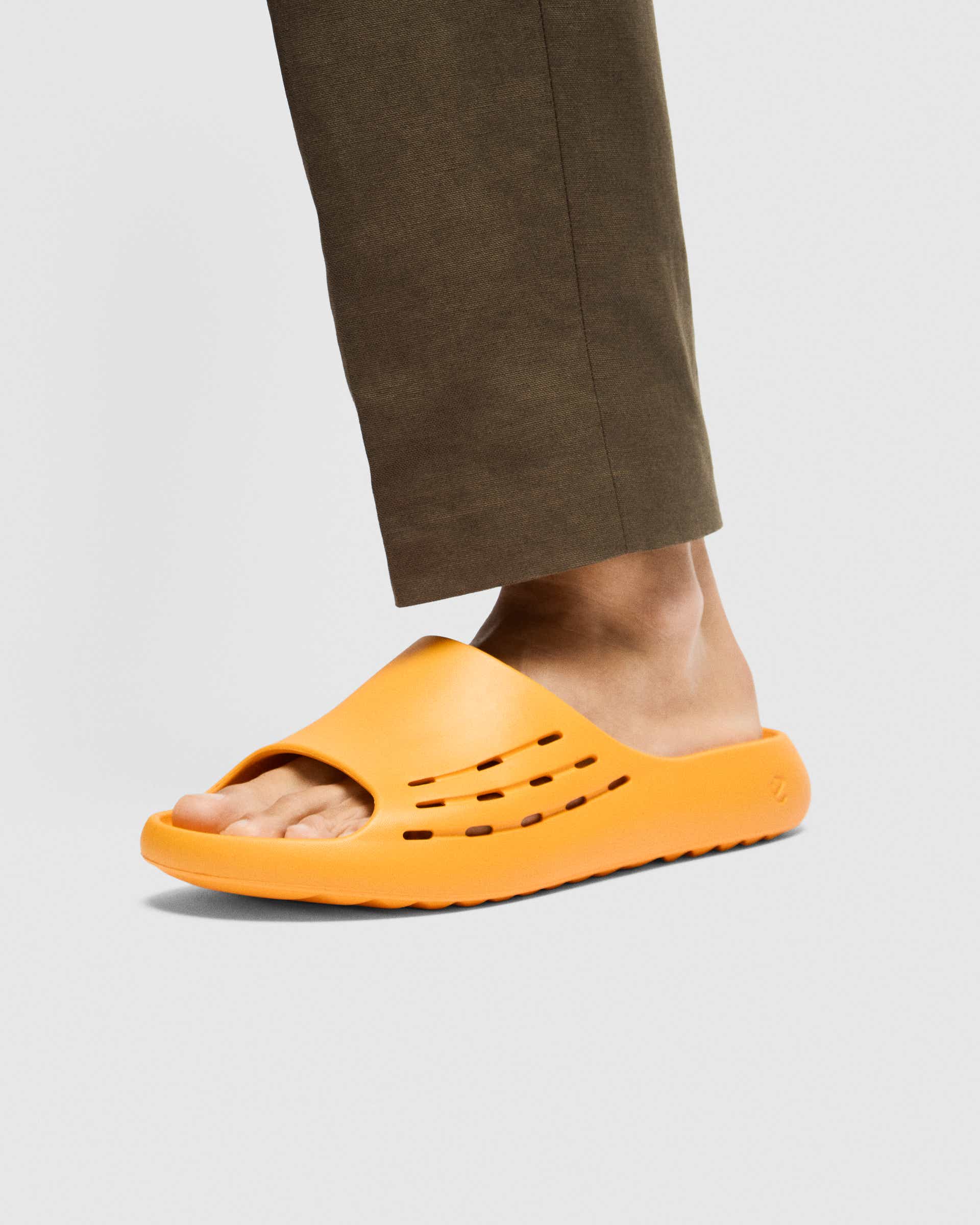 ECCO® Cozmo E Unisex Pantolette - Orange - Lifestyle image-1