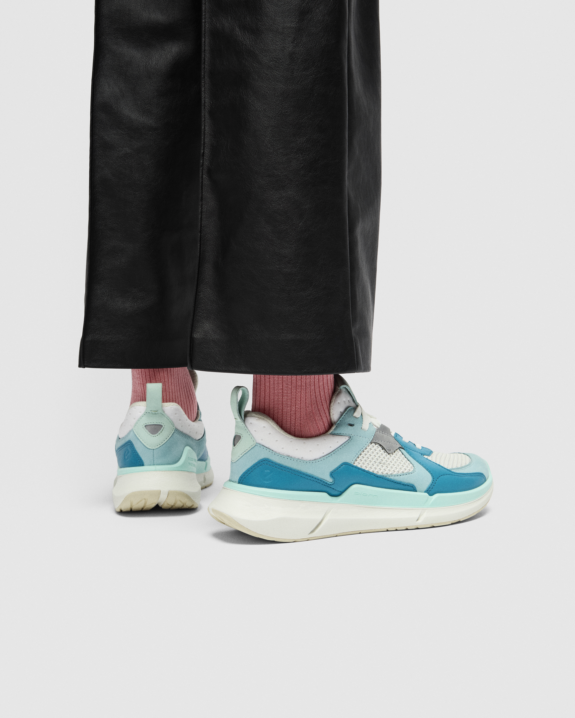 ECCO® BIOM 2.2 Dames nubuck sneaker - Blauw - Lifestyle image-1
