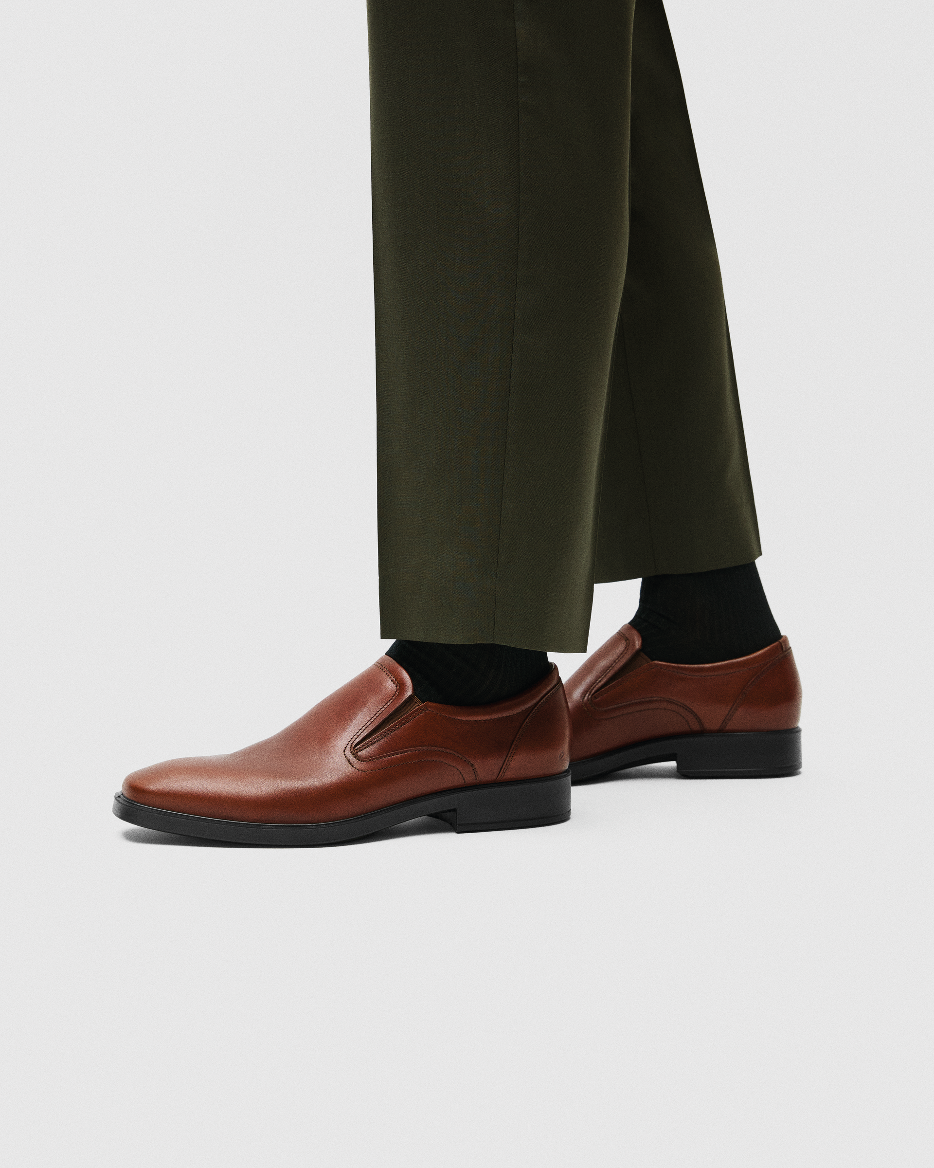 ECCO® Metropole Milan chaussures sans lacet en cuir pour homme - Marron - Lifestyle image-1