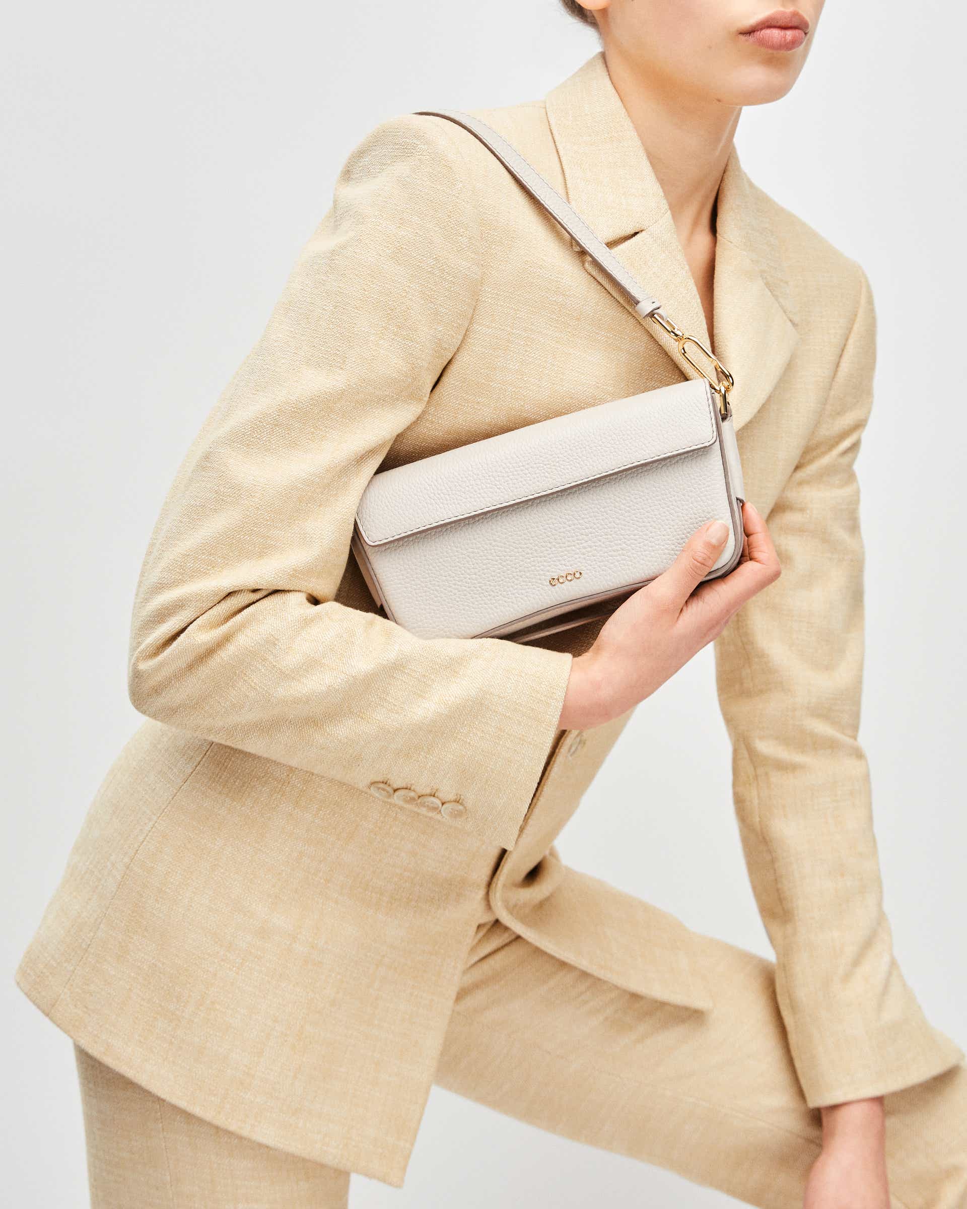 ECCO Pinch Pebbled レザークロスボディバッグ - ベージュ - Lifestyle image-1