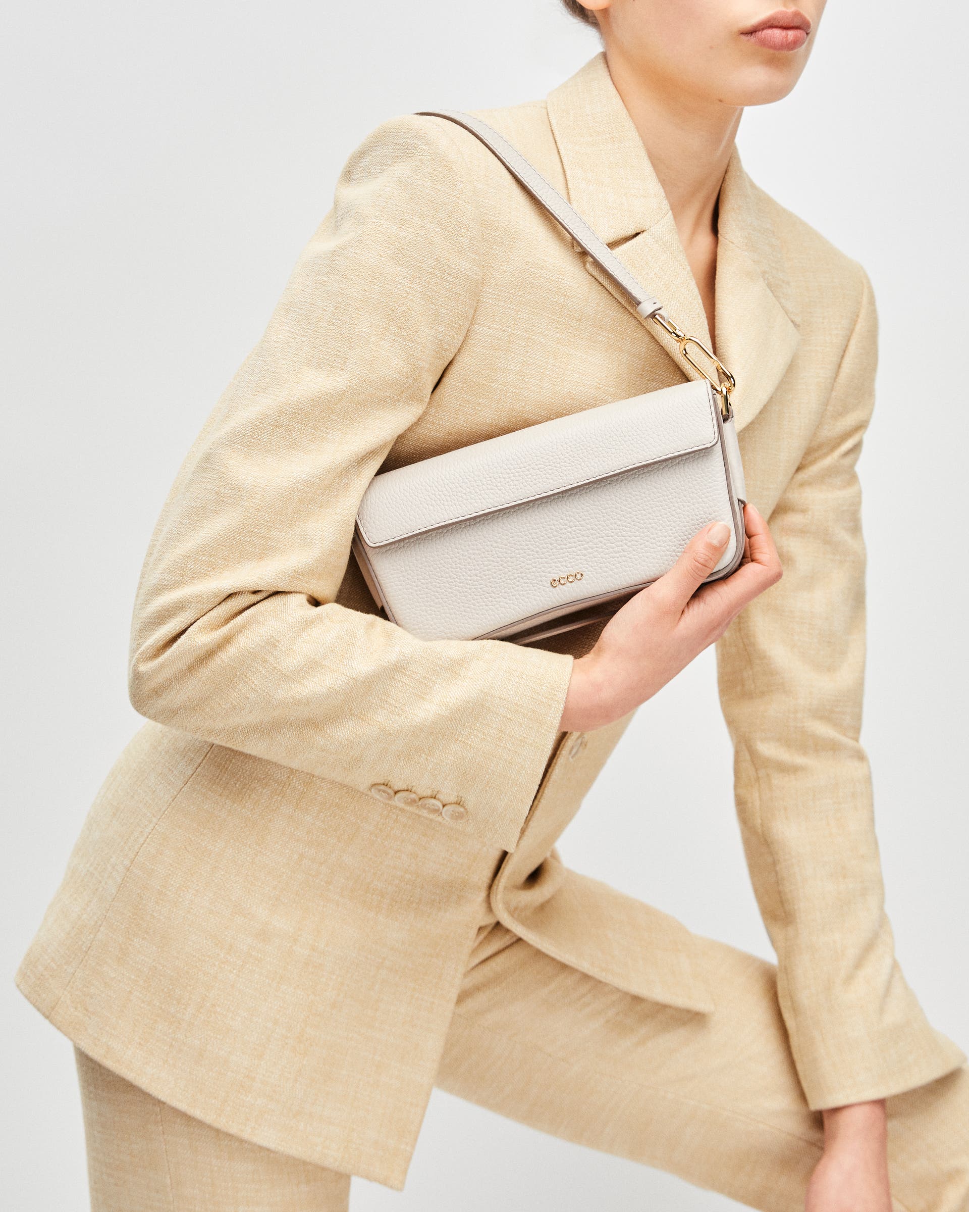 ECCO Pinch Pebbled レザークロスボディバッグ - ベージュ - Lifestyle image-1