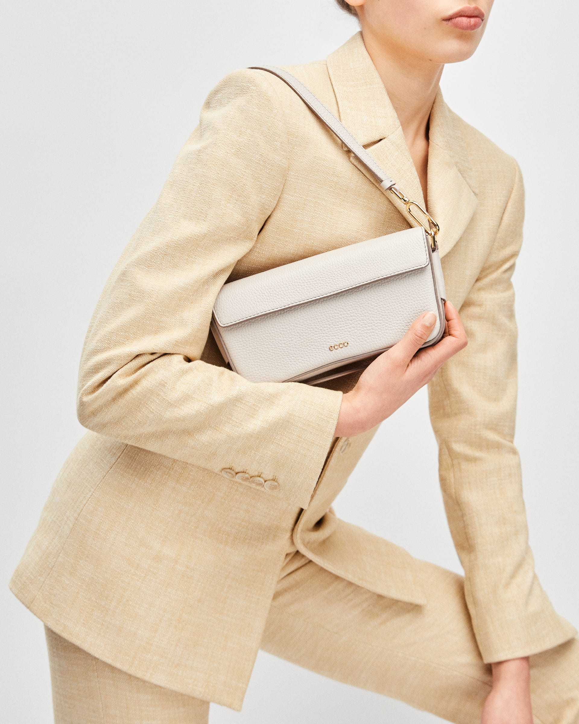 ECCO Pinch Pebbled レザークロスボディバッグ - ベージュ - Lifestyle image-1