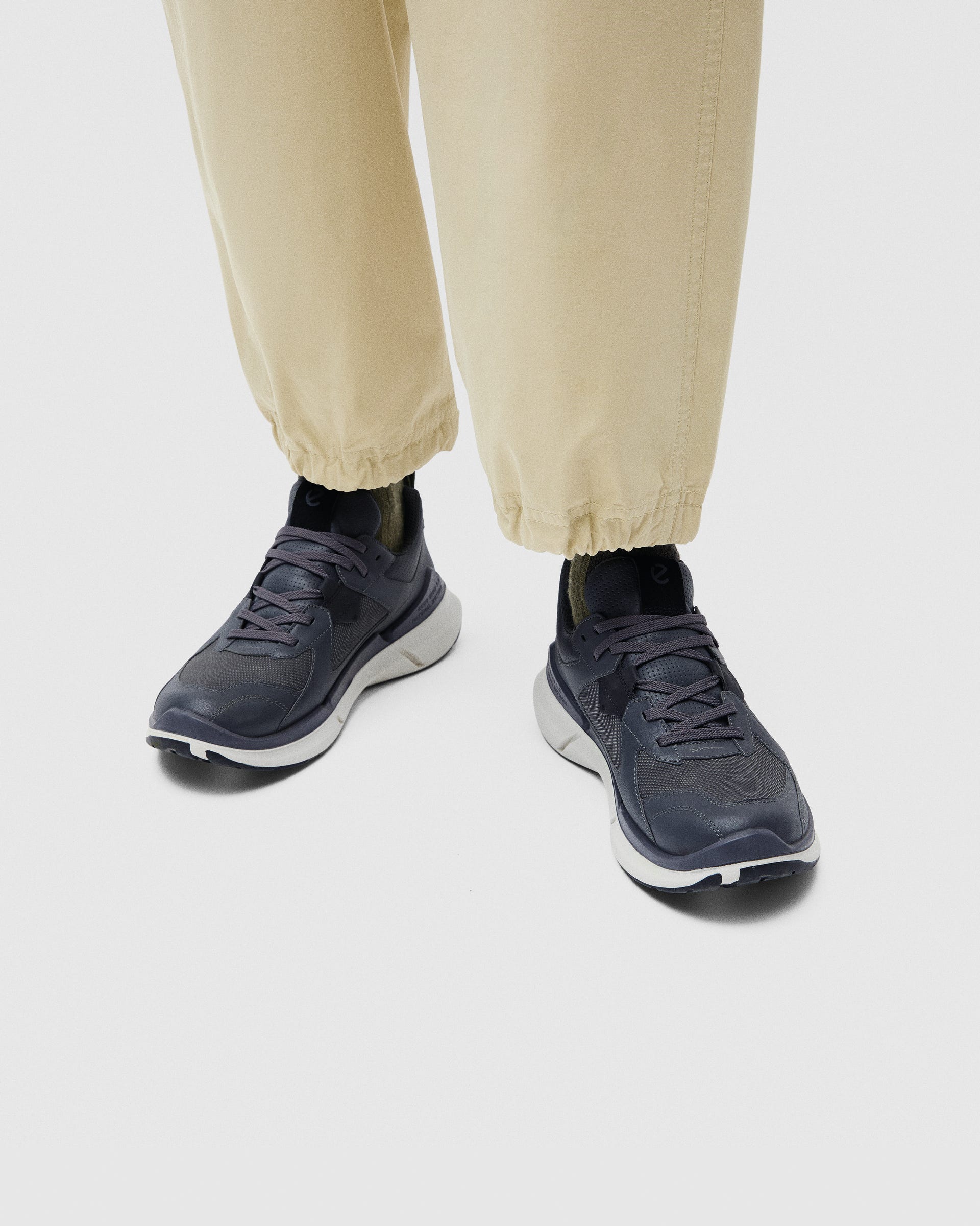 ECCO® BIOM 2.2 Skinnsneaker med Gore-Tex herr - Grå - Lifestyle image-1