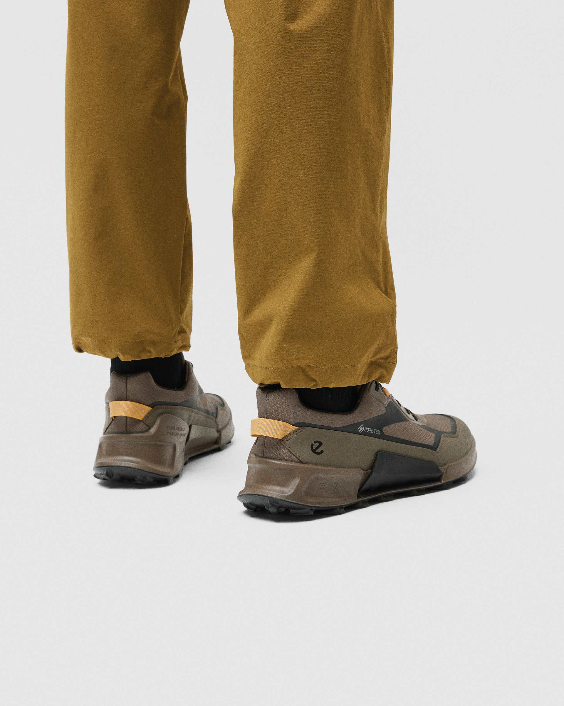 ECCO® BIOM 2.1 X MOUNTAIN Hög hikingsko i textil med Gore-Tex herr - Brun - Lifestyle image-1