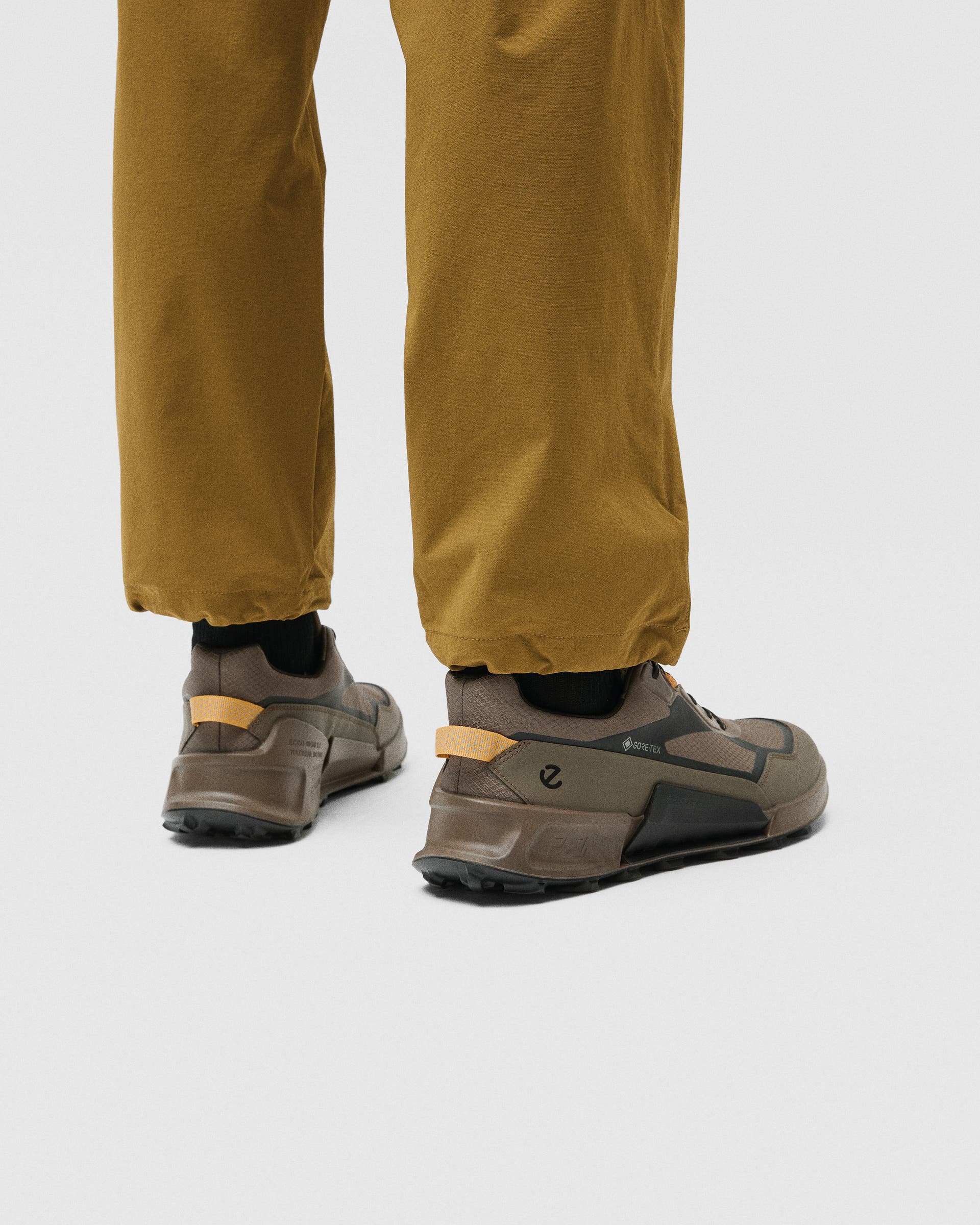 ECCO® BIOM 2.1 X MOUNTAIN Hög hikingsko i textil med Gore-Tex herr - Brun - Lifestyle image-1