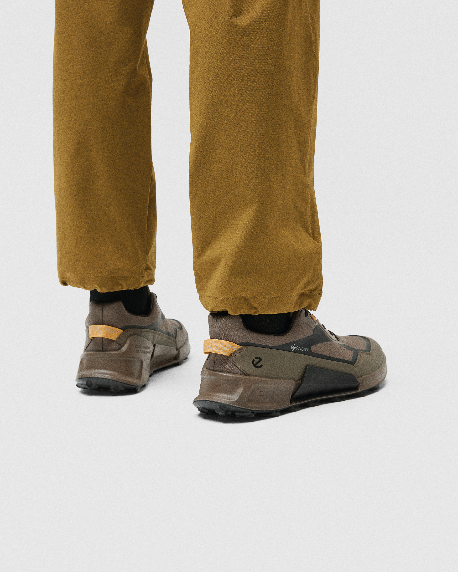 ECCO® BIOM 2.1 X MOUNTAIN férfi Gore-Tex magasszárú textil túracipő - Barna - Lifestyle image-1