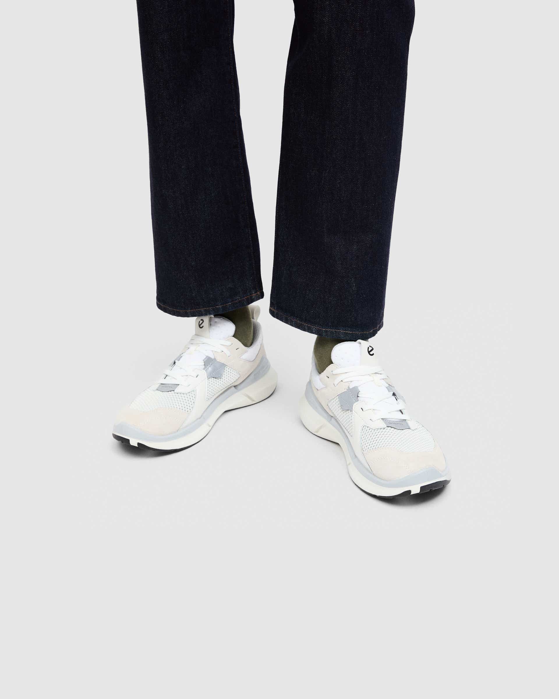 ECCO® BIOM 2.2 sneakers i ruskind til damer - Hvid - Lifestyle image-1