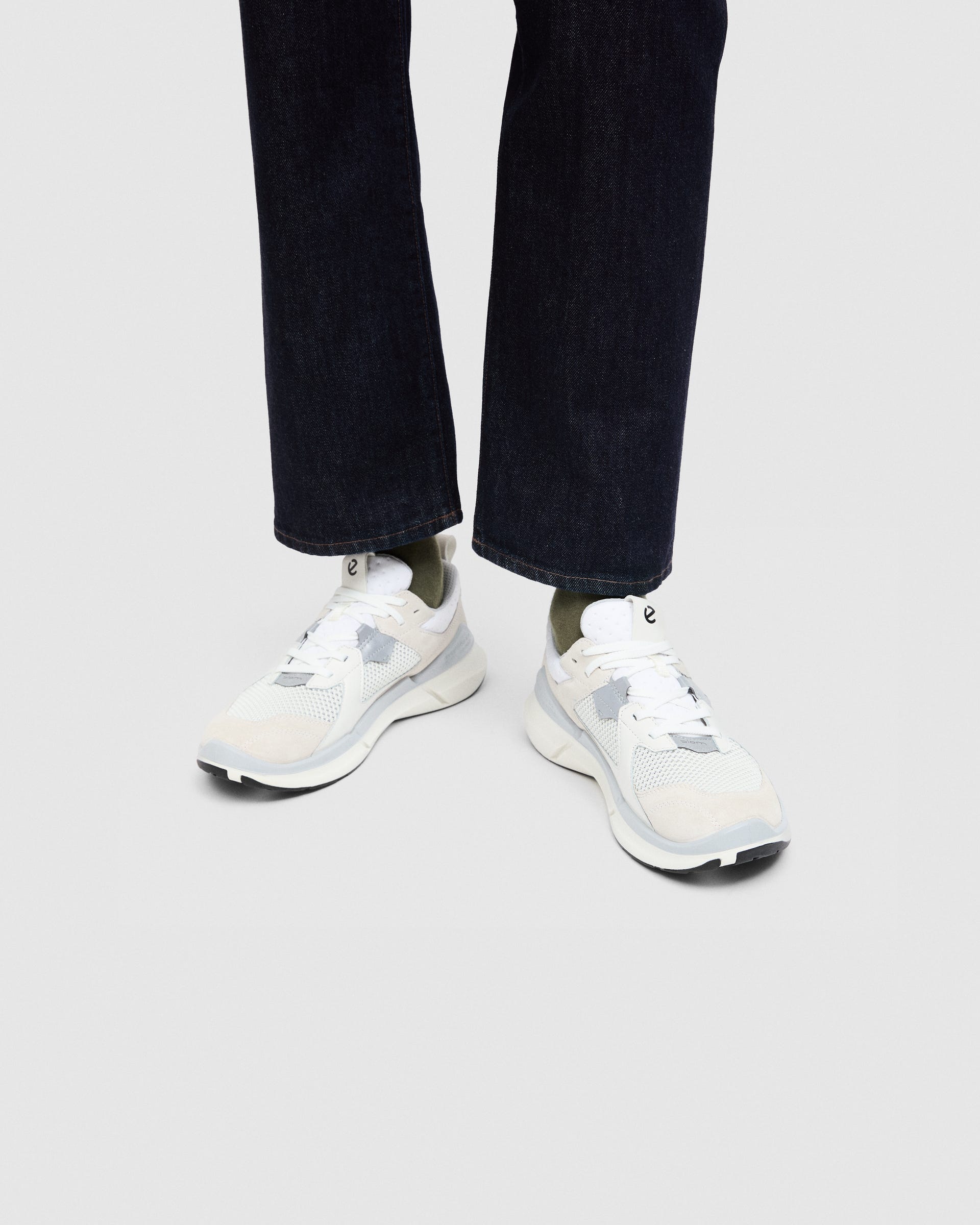 ECCO® BIOM 2.2 sneakers i ruskind til damer - Hvid - Lifestyle image-1