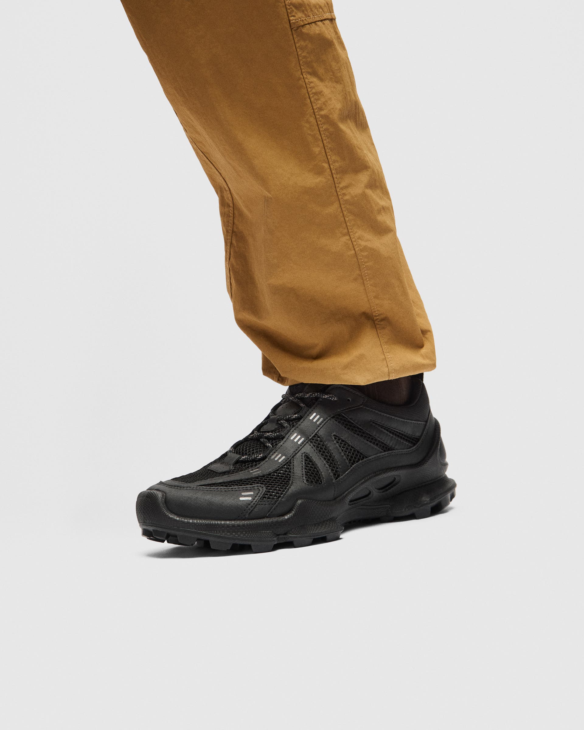 ECCO® Biom C-Trail Herren Outdoor-Schuh aus Textil - Schwarz - Lifestyle image-1