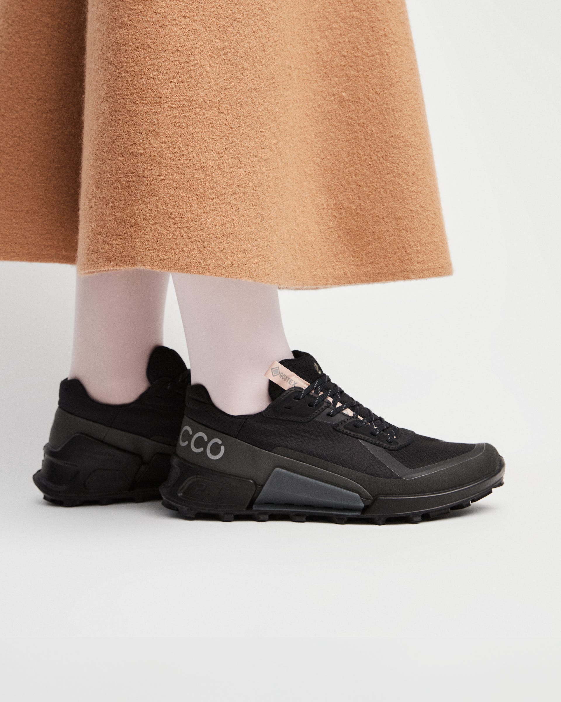 ECCO® Biom 2.1 X Country Gore-Tex-iga tekstiilist jooksujalats naistele - Must - Lifestyle image-1