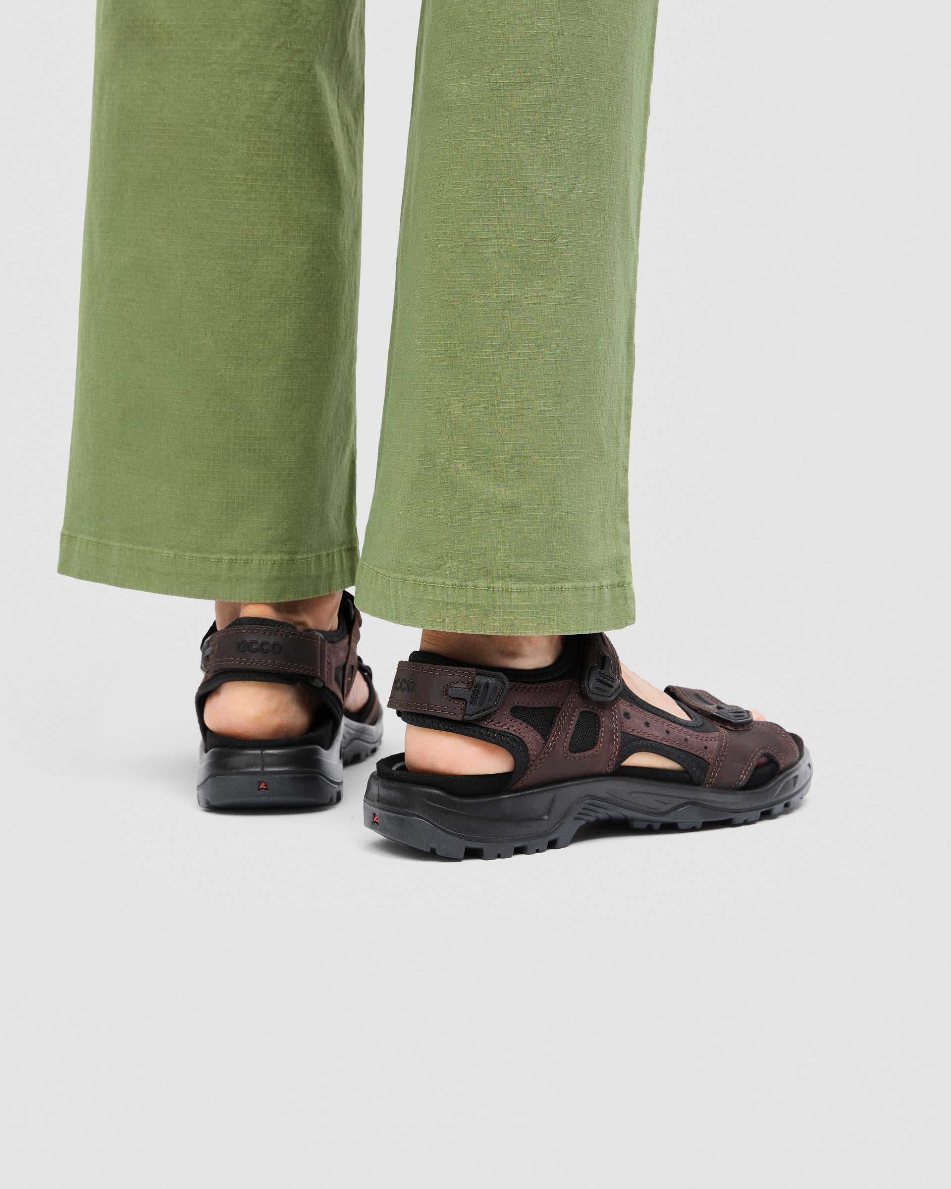 Sandalias de senderismo de nobuk ECCO® Offroad para hombre - Marrón - Lifestyle image-1