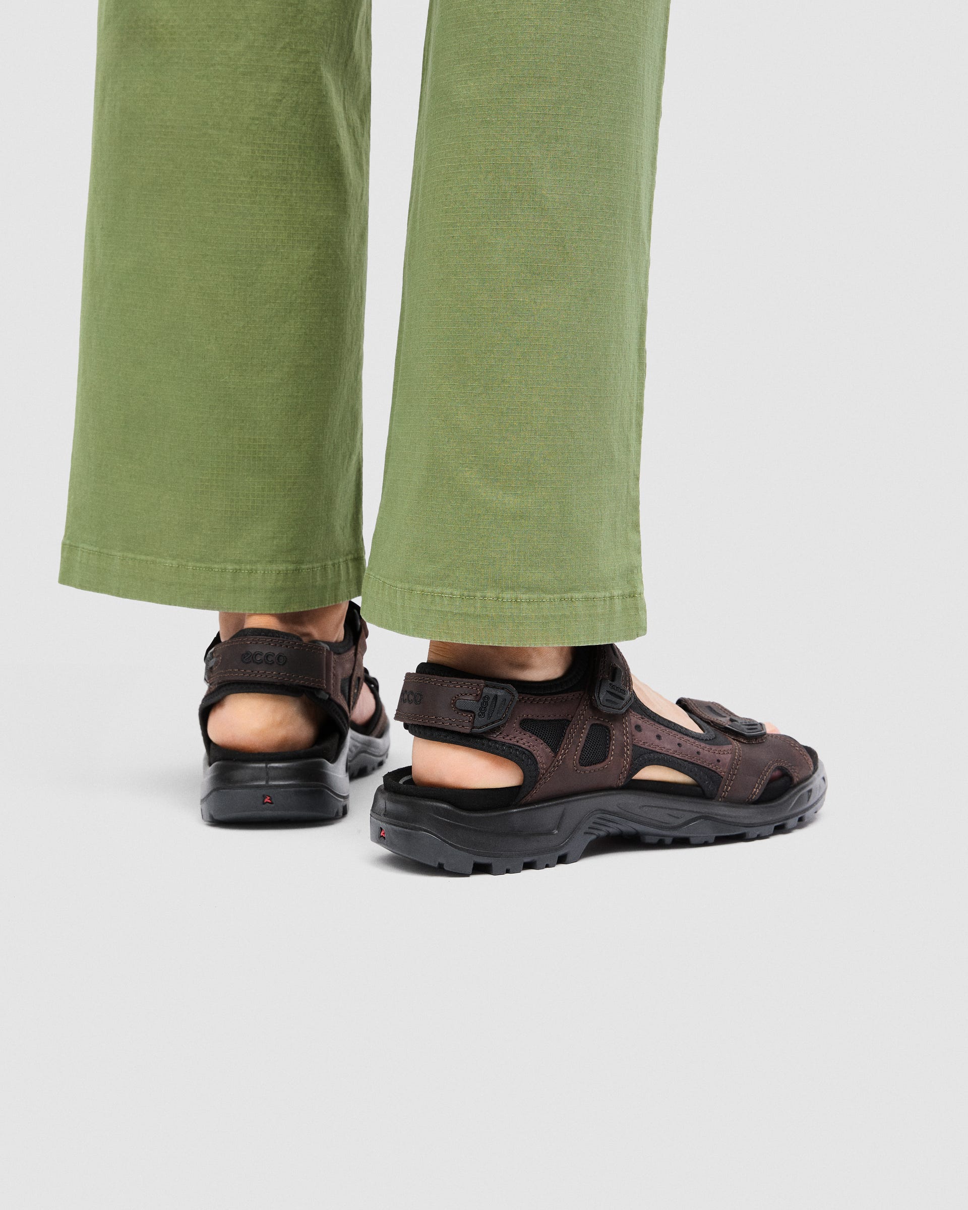 Sandalias de senderismo de nobuk ECCO® Offroad para hombre - Marrón - Lifestyle image-1